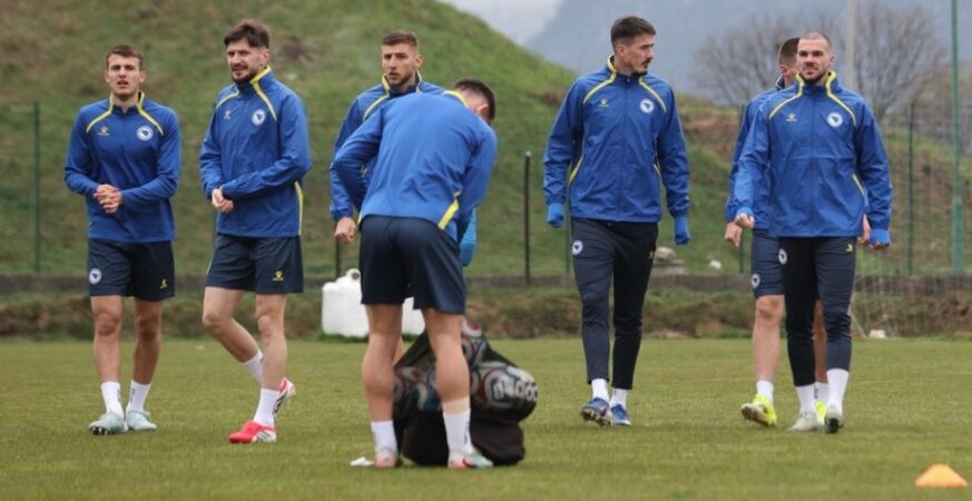 Devet reprezentativaca na treningu po povratku iz Velsa, jedan sa zamotanom rukom