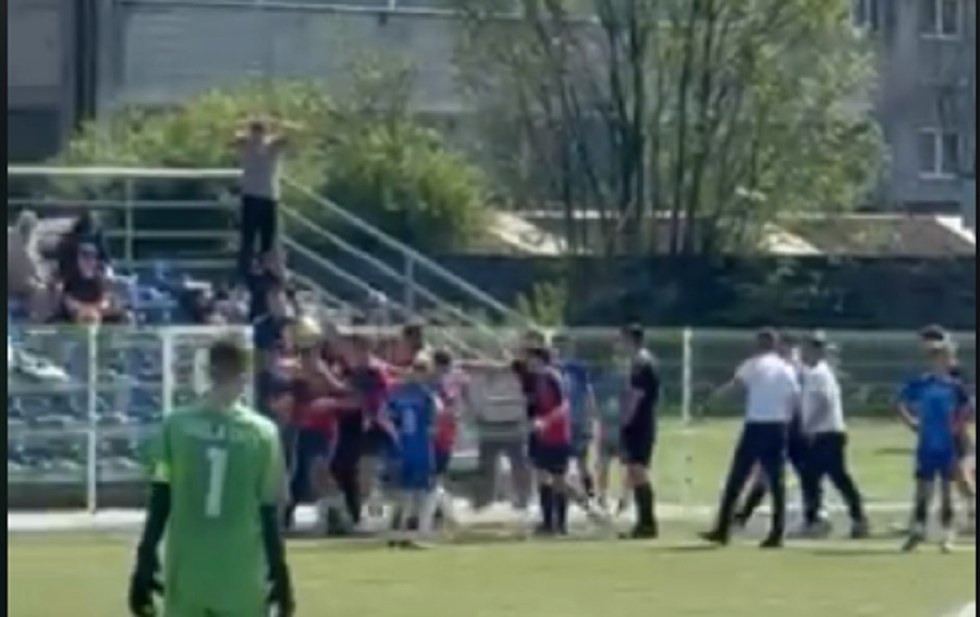 Skandal u Gračanici: Roditelji utrčali na teren i napali petnaestogodišnjake, trener ostao šokiran