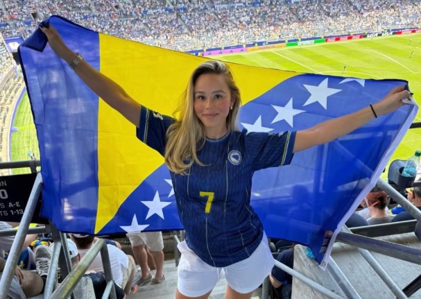 Supruga američkog fudbalera na stadionu u bojama BiH