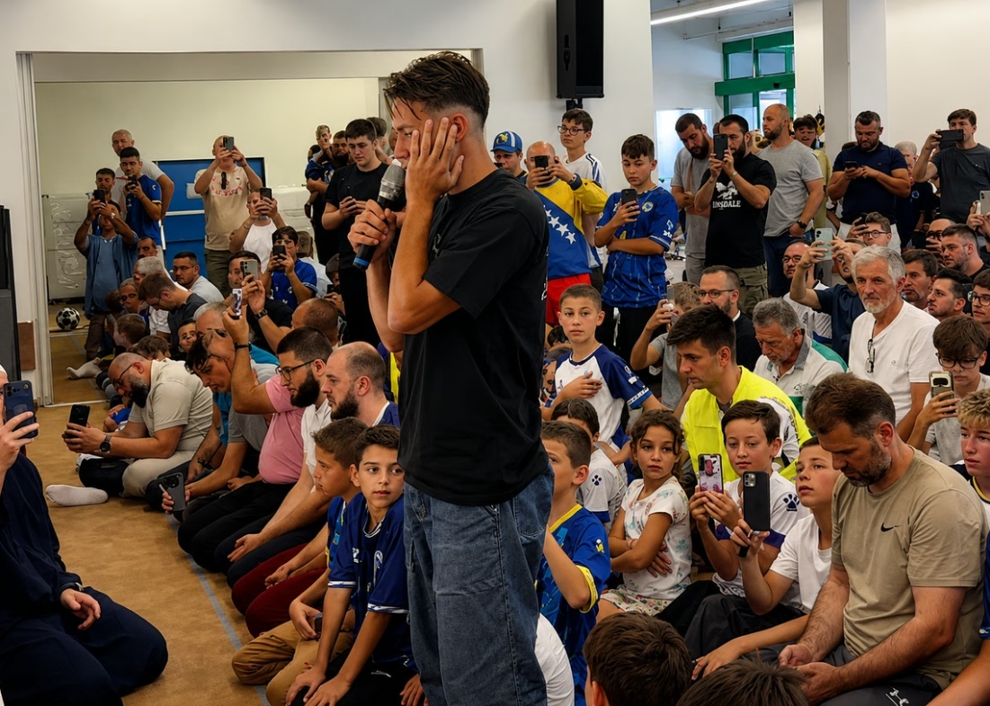 Amar Dedić iznenadio Bosance u džamiji, pogledajte kako uči ezan